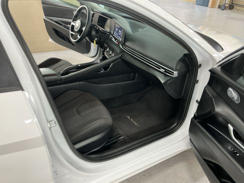 Certified 2025 Hyundai Elantra SE FWD image 16