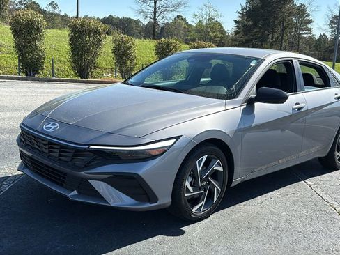 Used 2025 Hyundai Elantra Sport image 3