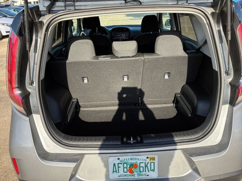 Used 2025 Kia Soul LX w/ LX Technology Package FWD image 24