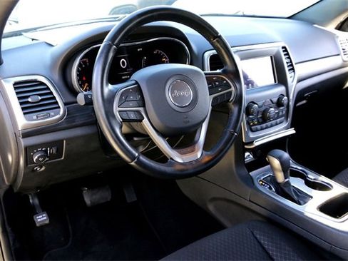 Used 2021 Jeep Grand Cherokee Laredo image 9