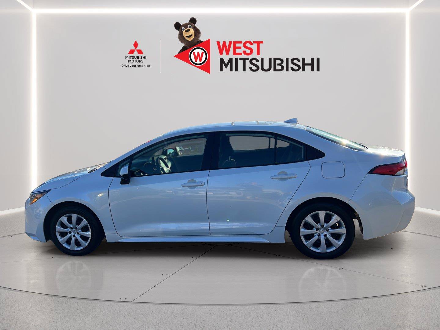 Used 2025 Toyota Corolla LE FWD image 2