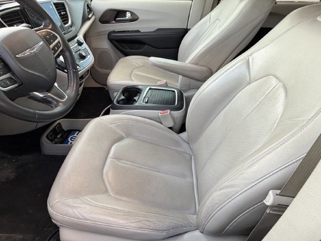 Used 2017 Chrysler Pacifica Touring-L Plus FWD image 7