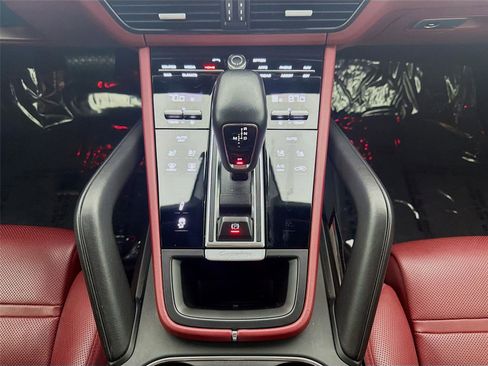 Certified 2022 Porsche Cayenne Platinum Edition image 20