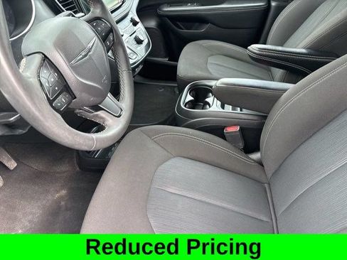 Used 2023 Chrysler Pacifica Touring FWD image 11