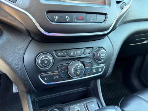 Used 2021 Jeep Cherokee Trailhawk w/ Sun, Sound & Nav Group AWD/4WD image 37