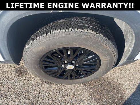 Used 2025 Chevrolet Traverse LT image 28