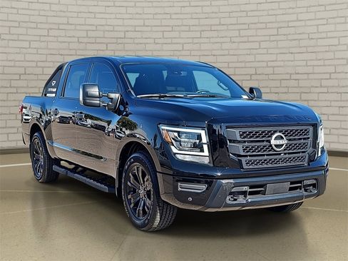 Used 2024 Nissan Titan SV image 3