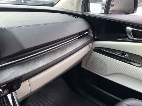 Used 2024 Kia Carnival EX image 18