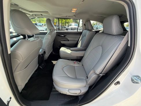 Used 2023 Toyota Highlander XLE AWD/4WD image 18