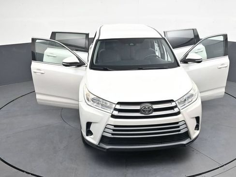 Used 2018 Toyota Highlander LE FWD image 38