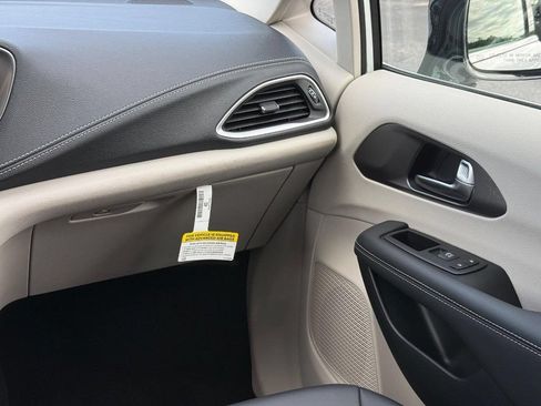 Used 2024 Chrysler Pacifica Limited FWD image 13