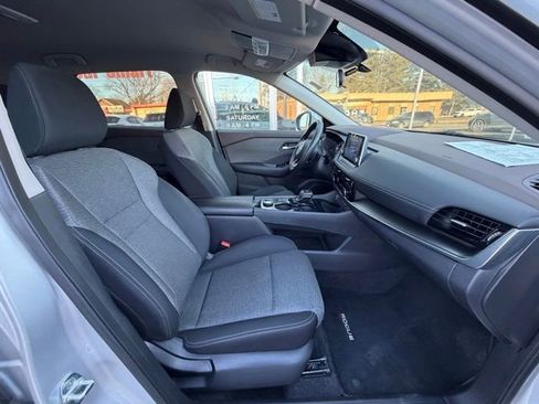 Used 2022 Nissan Rogue SV image 11