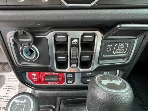 Used 2024 Jeep Wrangler Unlimited Rubicon AWD/4WD image 29