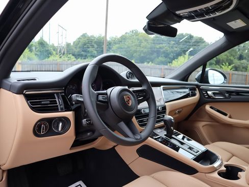 New 2025 Porsche Macan image 4