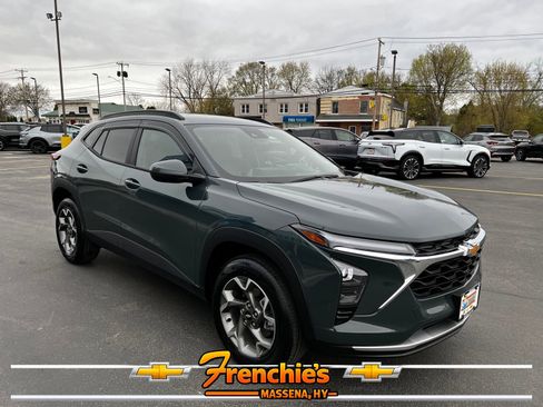 Used 2025 Chevrolet Trax LT w/ LT Convenience Package FWD image 3
