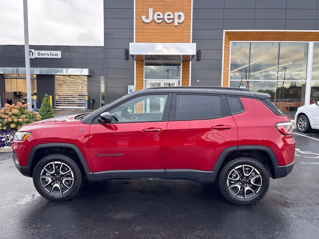 Used 2025 Jeep Compass Trailhawk w/ Trailhawk Convenience Group AWD/4WD image 2