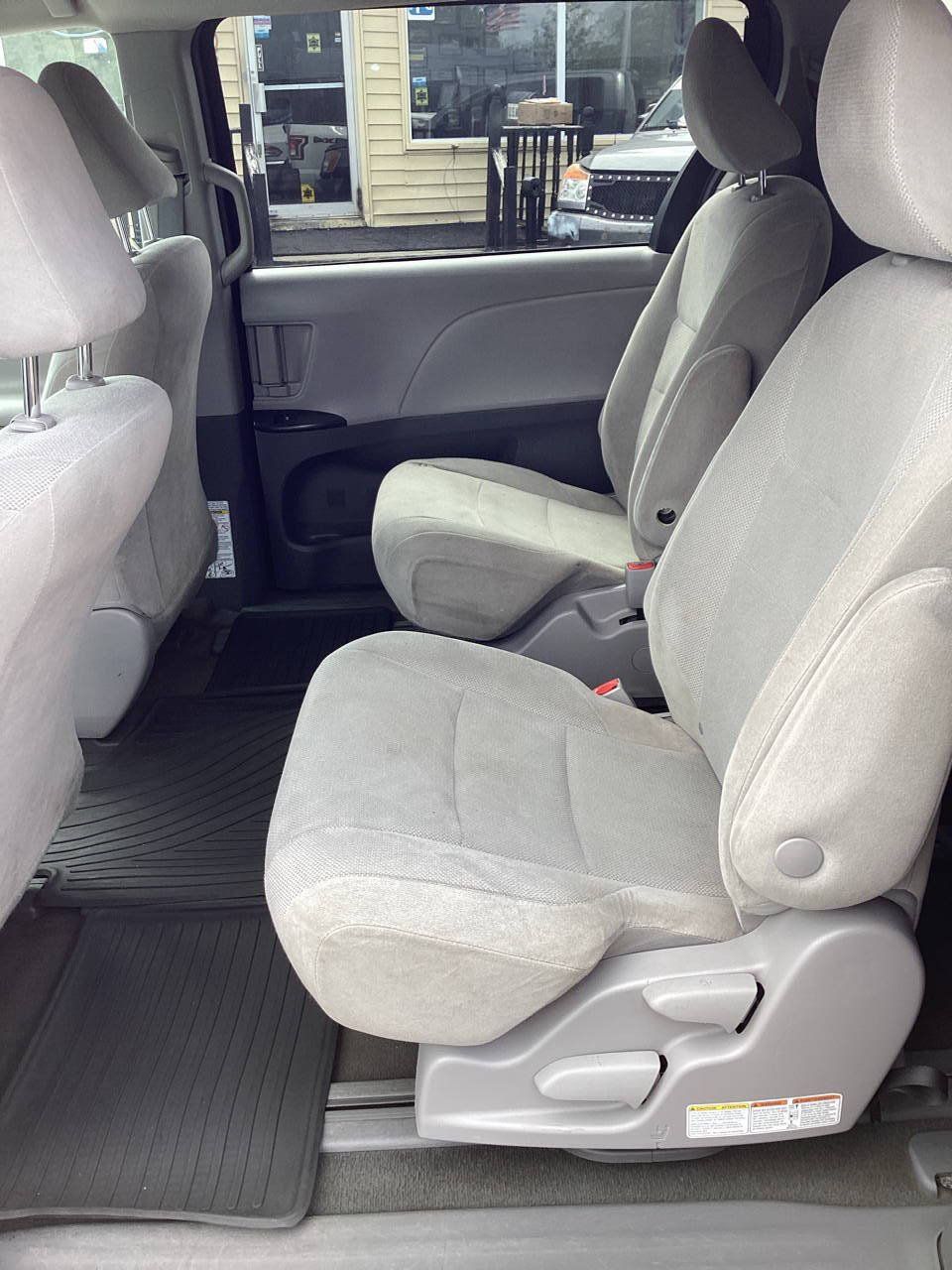 Used 2020 Toyota Sienna L FWD image 18