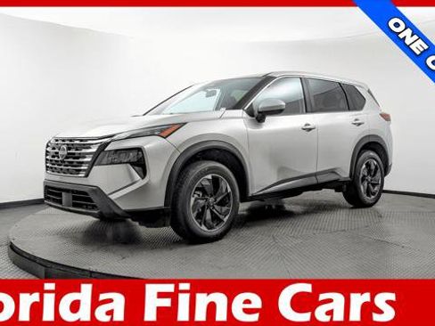 Used 2025 Nissan Rogue SV image 1