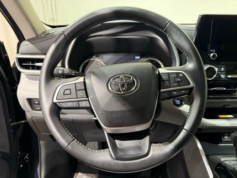 Used 2023 Toyota Highlander XLE image 26
