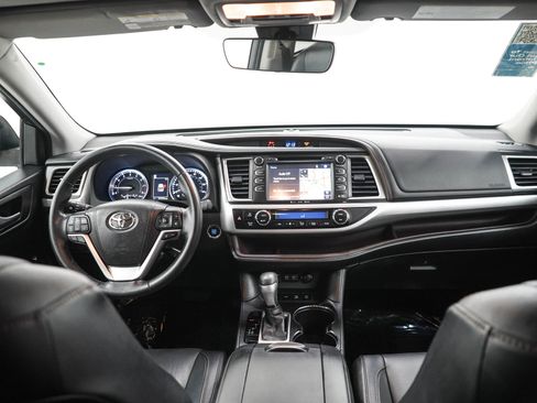 Used 2017 Toyota Highlander XLE AWD/4WD image 13