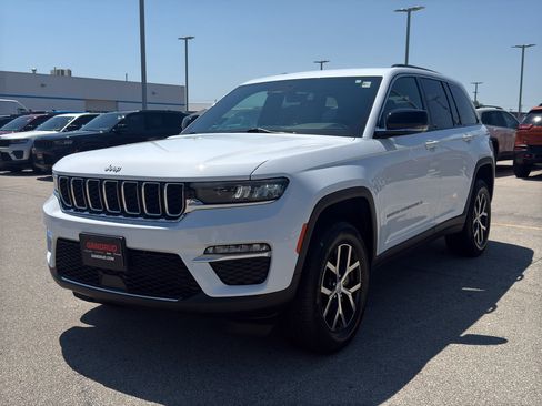 Used 2025 Jeep Grand Cherokee Limited AWD/4WD image 2