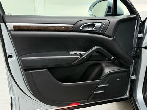 Used 2018 Porsche Cayenne Platinum Edition image 15