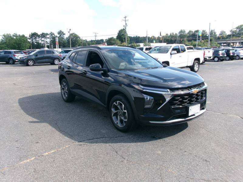 Used 2025 Chevrolet Trax LT w/ LT Convenience Package FWD image 4