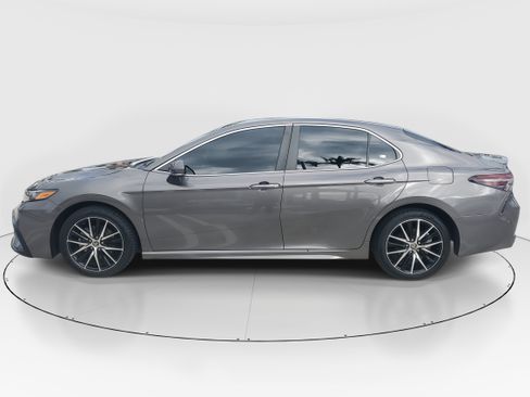 Used 2023 Toyota Camry SE image 6