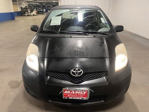 Used 2010 Toyota Yaris 2-Door Hatchback image 8