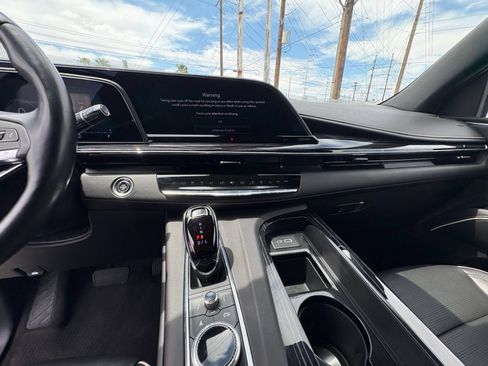 Used 2023 Cadillac Escalade ESV Sport AWD/4WD image 17