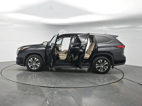 Used 2022 Toyota Highlander XLE AWD/4WD image 45