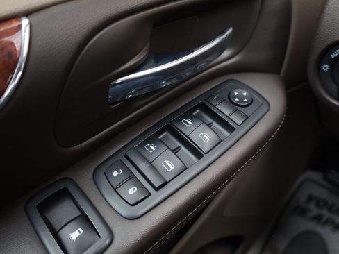 Used 2014 Chrysler Town & Country Touring FWD image 38