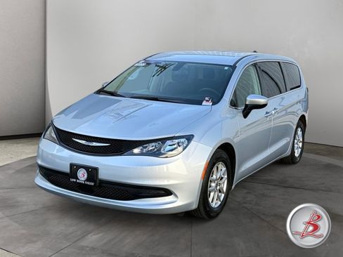 Used 2022 Chrysler Voyager LX FWD image 3