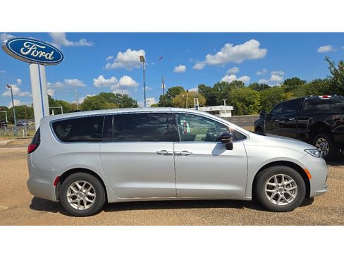 Used 2024 Chrysler Pacifica Touring-L FWD image 7