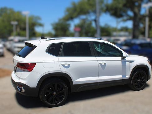 Used 2023 Volkswagen Taos SE w/ Panoramic Sunroof Package FWD image 6