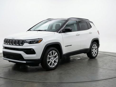 Used 2025 Jeep Compass Limited image 3