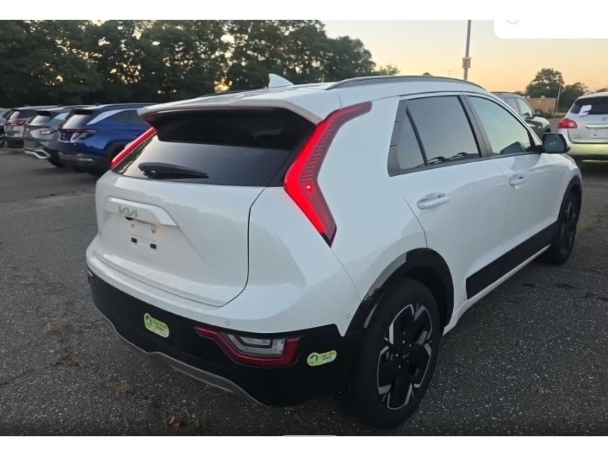 Used 2023 Kia Niro Wave w/ Wave Preserve Package FWD image 4