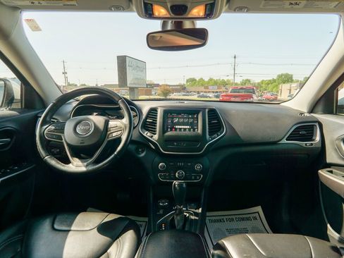 Used 2019 Jeep Cherokee Latitude Plus w/ Comfort/Convenience Group AWD/4WD image 15