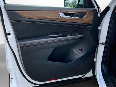 Used 2024 Volkswagen Atlas SE image 25