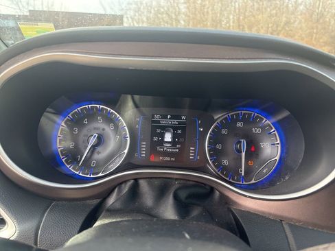 Used 2018 Chrysler Pacifica Touring-L image 15