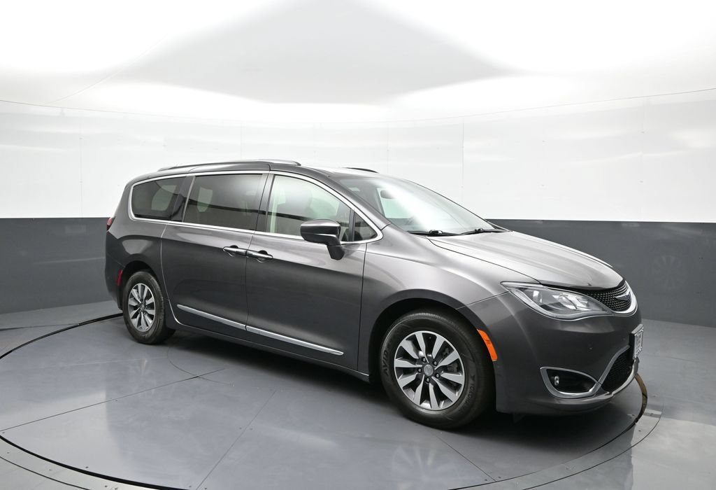 Used 2020 Chrysler Pacifica Touring-L Plus FWD image 4