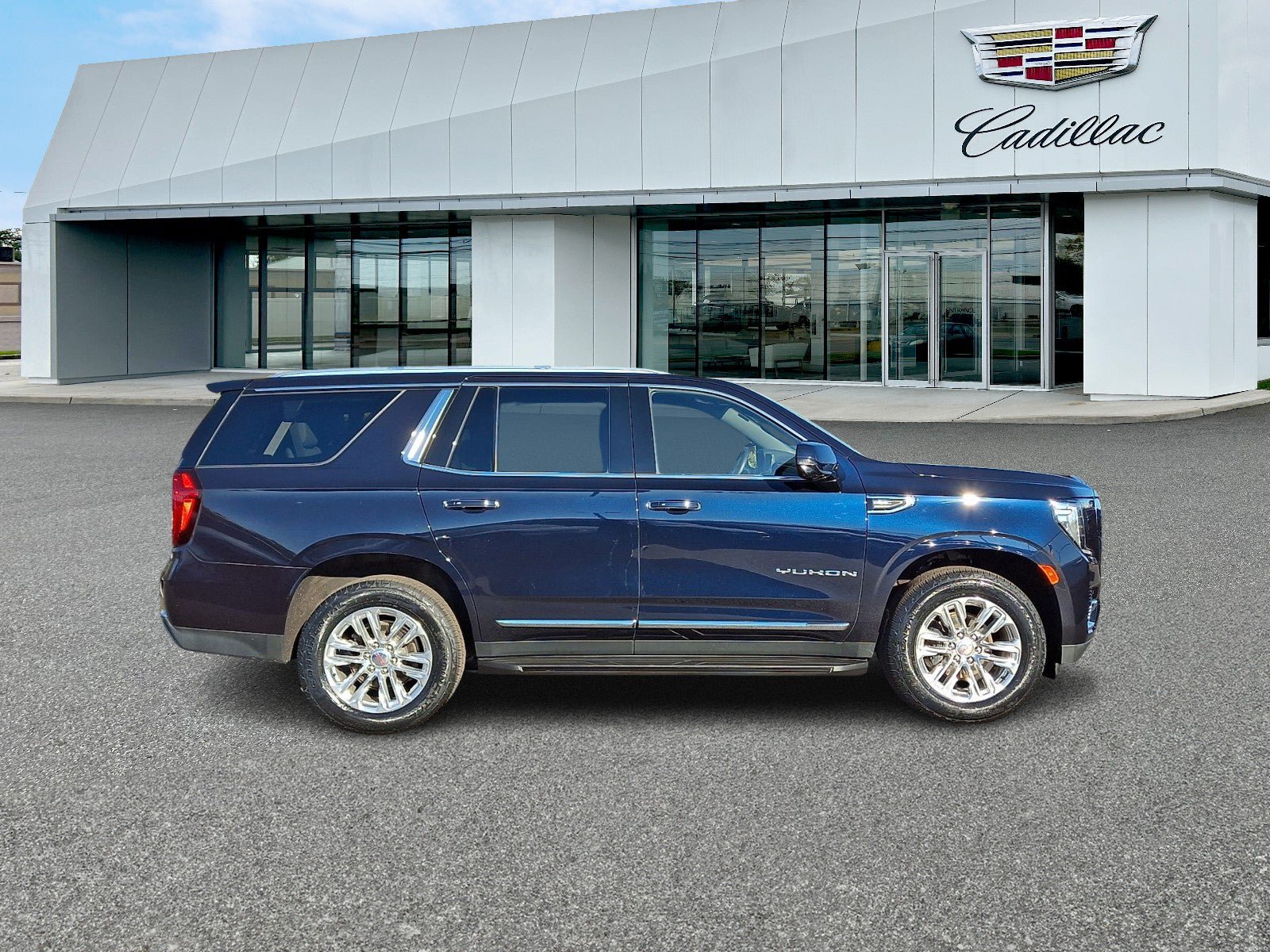 Used 2021 GMC Yukon SLT w/ Rear Media and Nav Package AWD/4WD image 7