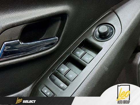 Used 2022 Chevrolet Trax LT w/ LT Convenience Package image 17