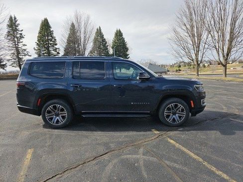 Used 2023 Jeep Wagoneer 4WD w/ Premium Group I image 7