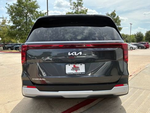 Used 2026 Kia Carnival FWD image 7