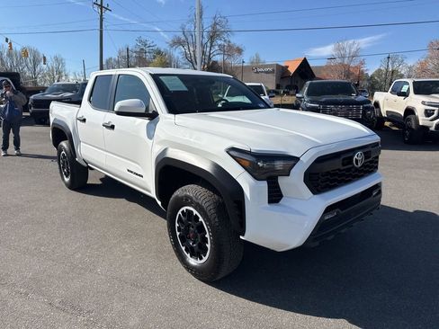 Used 2024 Toyota Tacoma TRD Off-Road AWD/4WD image 7