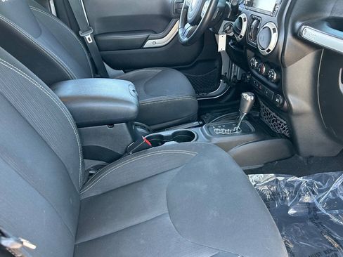 Used 2016 Jeep Wrangler Unlimited Sahara w/ Connectivity Group AWD/4WD image 12