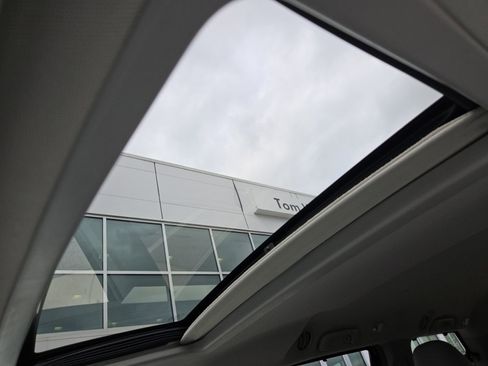 Used 2017 Toyota Sienna XLE image 16