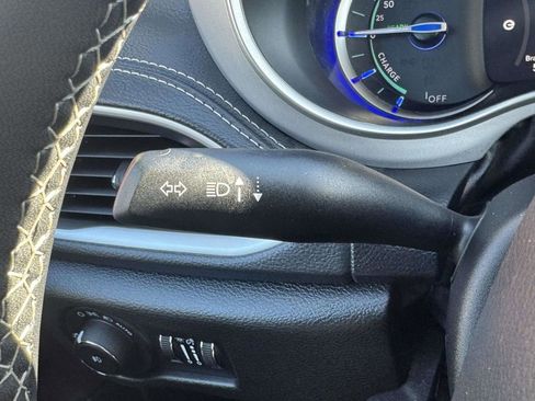 Used 2024 Chrysler Pacifica Select image 21