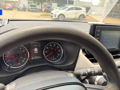 Used 2022 Toyota RAV4 XLE w/ Convenience Package FWD image 11